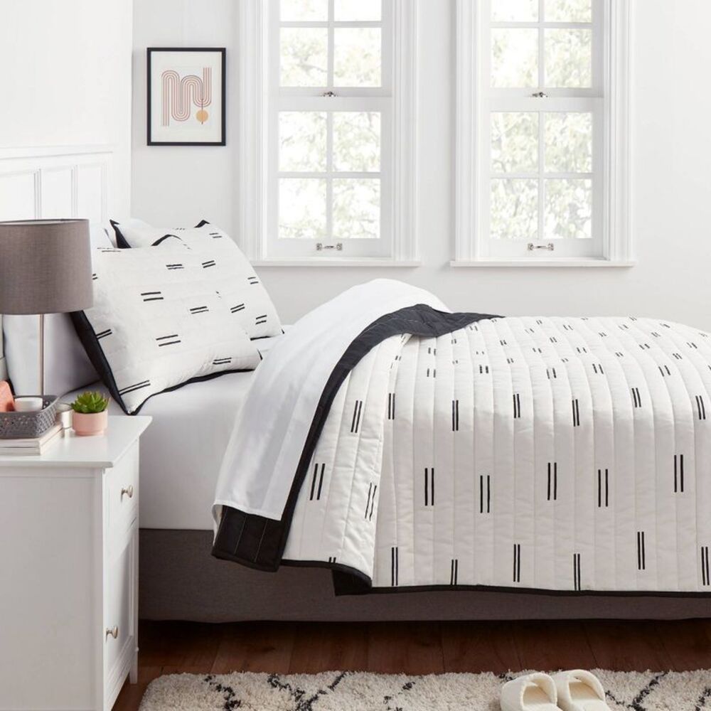 Room Essentials - Twin/Twin Extra Long Satin Quilt White/Black - Roo White/Black - Picture 2 of 4
